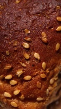 Susam tohumlu tam yağda kızartılmış tahıllı ekmek.