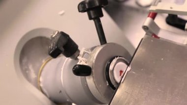 Histoloji mikrotom cam kaydırakta ince doku dilimi kesiyor