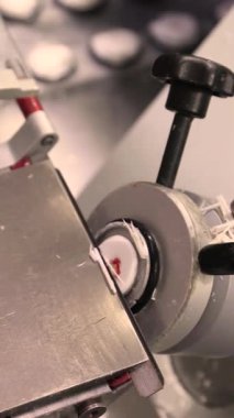 Analiz için biyolojik dokuyu dilimleyen mikro laboratuvar.