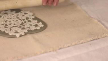 Potter yuvarlanan kil seramik atölyede kar tanesi süsü oluşturuyor. Yüksek kalite 4k görüntü