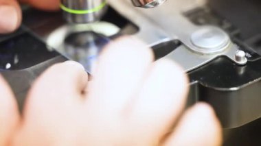 Laboratuvar gözlemleri sırasında mikroskop sahnesi hareketi. Yüksek kalite 4k görüntü