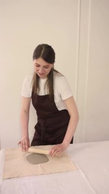 Potter seramik atölyesinde kil yuvarlıyor. Yüksek kalite 4k görüntü