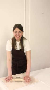 Potter seramik atölyesinde kil yuvarlıyor. Yüksek kalite 4k görüntü