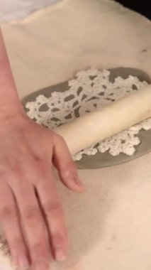 Yıldız biçimli kumaş araçları kullanarak el yapımı şenlikli kil dekorasyonu. Yüksek kalite 4k görüntü