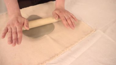 Seramik atölyesi, yuvarlanan kil levha, ahşap oklu.