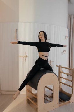 Ahşap pilates merdiven namlusu makinesi ve model eğitimi.