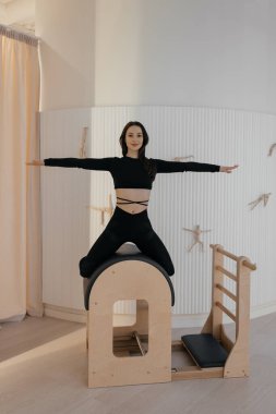 Ahşap pilates merdiven namlusu makinesi ve model eğitimi.
