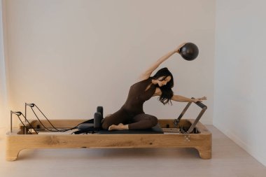 Fitness topu kullanarak modelle pilates reformatörlüğü eğitimi