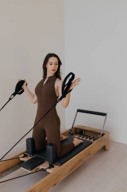 Modele göre kayışlı Pilates Reformist Eğitim Makinesi