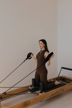 Modele göre kayışlı Pilates Reformist Eğitim Makinesi