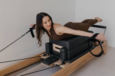 Stüdyoda model tarafından kullanılan pilates kutusu olan Pilates Reformcusu