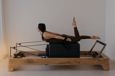 Stüdyoda model tarafından kullanılan pilates kutusu olan Pilates Reformcusu