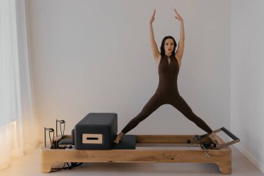 Stüdyoda model tarafından kullanılan pilates kutusu olan Pilates Reformcusu