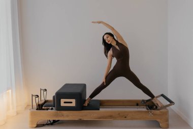 Stüdyoda model tarafından kullanılan pilates kutusu olan Pilates Reformcusu