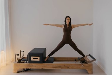 Stüdyoda model tarafından kullanılan pilates kutusu olan Pilates Reformcusu