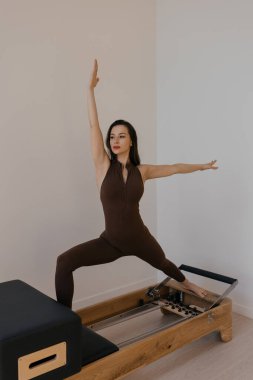 Stüdyoda model tarafından kullanılan pilates kutusu olan Pilates Reformcusu