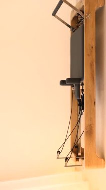 Ahşap ve metalden yapılmış pilates eğitmeni