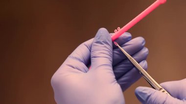 Ortodontik elastik çemberlerin makro kapanışı, diş hekimliğinde odaklanmış elle işleme kontrollü hazırlık ve klinik iş akışını vurgulayan striptiz tutucusundan ayırılıyor