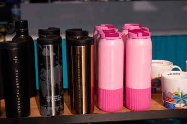 Dubai, 8 Ağustos 2025 Birleşik Arap Emirlikleri: Starbucks pembe kahve termosları Dubai 'deki perakende mağazasında sergilenmektedir. Yüksek kalite 4k görüntü