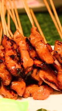 Geleneksel satay şişler açık ateşte pişiriliyor ve Singapur Tayland 'da ve komşu ülkelerde domuz tavuğu ve karışık etli Asya mutfağı sergileniyor.
