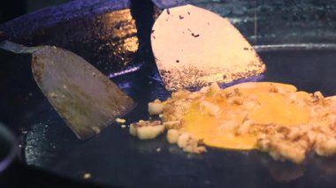 Sokak yemekhanesinde büyük bir ızgarada et pişirilmiş yumurta. Yüksek kalite 4k görüntü