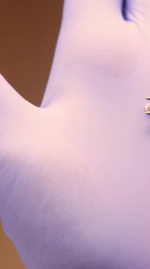 Cımbızla dişçiye aktarılan ortodontik parantez makrosunu kapat. Diş tellerinin yerleştirilmesinde ve hassas ortodontik prosedürde kullanılan dişçi palmiyesine. Yüksek kalite 4k görüntü