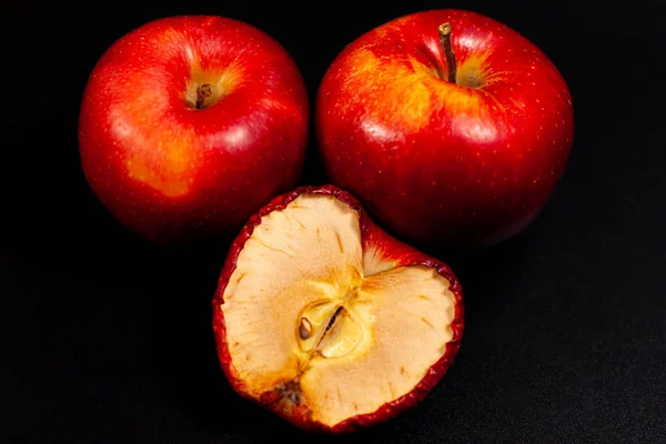 Ekranın Üst Yarısında Iki Olgun Kırmızı Elma Var Meyvenin Yarısı — Stok fotoğraf
