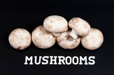 Bir demet beyaz şampiyon. Alttaki etiket MUSHOMS. Yukarıdan görünüşü.