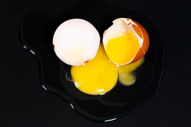 Siyah arka planda yumurta tavuğu. omlet