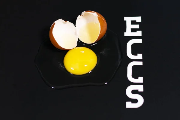 Frango de ovo em fundo preto ou escuro. alimentos saudáveis — Fotografia de Stock