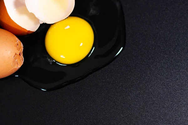 Frango de ovo na placa preto e fundo escuro. — Fotografia de Stock