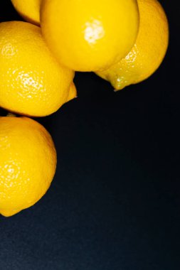 Ekranın sol üst köşesinde bir yığın taze limon var.. 