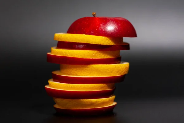 A coluna de frutas consiste em fatias suculentas fatiadas de maçã e limão. — Fotografia de Stock