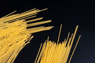 Spagettinin uçları ekranın ortasında görünür. Yakın çekim..