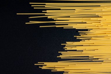 Makarnanın uçları ekranın sağ tarafında görünüyor..