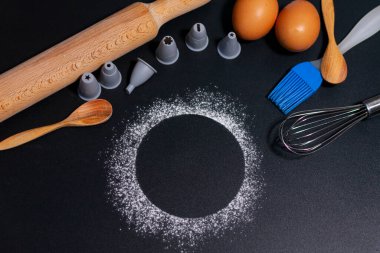 Mutfak aksesuarları üstte. Beyaz un arka planında bir çember resmi.