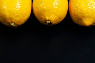 Ekranın üstünde bir grup taze limon var..
