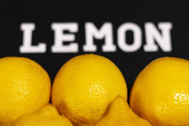 Ekranın altında birkaç sarı limon var. Yukarıdaki yazı..