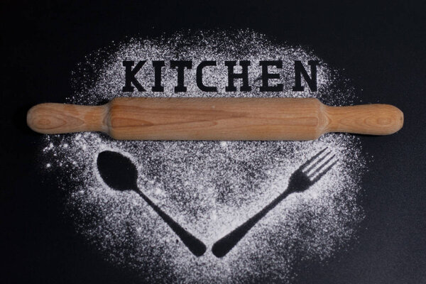 Изображения вилки и ложки на белом фоне муки. Булавка-кухня и булавка сверху.