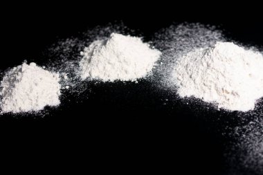 Arka planda üç avuç beyaz un var. Yukarıdan görünüşü.