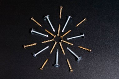 Ekranın ortasında, orijinal figürün bir görüntüsü bir grup metal vidadan oluşur.