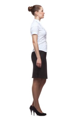 Beyaz arka plan üzerinde tam büyüme içinde genç kadın profili