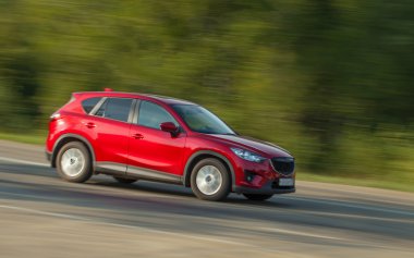 Araba yolun yüksek hızda hareket eder. Hareket Bulanıklığı