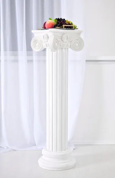 Білі колони з капітелями в стилі ренесанс, бароко. — стокове фото