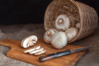 Ahşap tahta bıçak ile kesme yalan dilimlenmiş mantar. Champignon