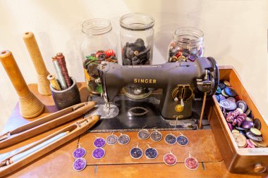 Montepulciano, İtalya - 26 Ağustos 2013: Vintage Amerikan Singer dikiş makinesi.