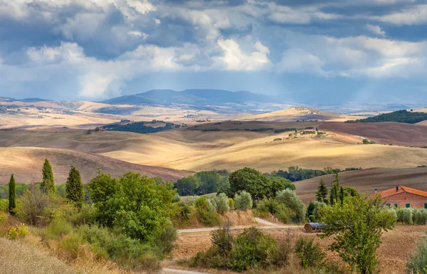 Paisagem rural da Toscana, Itália. Os campos, colinas e floresta. Agricultura — Fotografia de Stock