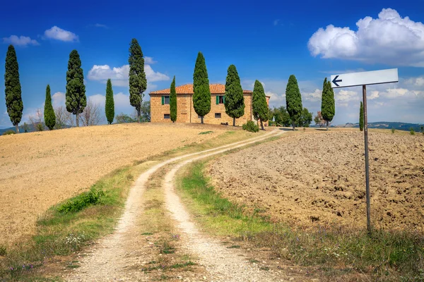 이탈리아 토스카나 의 시골에있는 벽돌 집. 집으로 이어지는 길. 농촌 풍경. — 스톡 사진