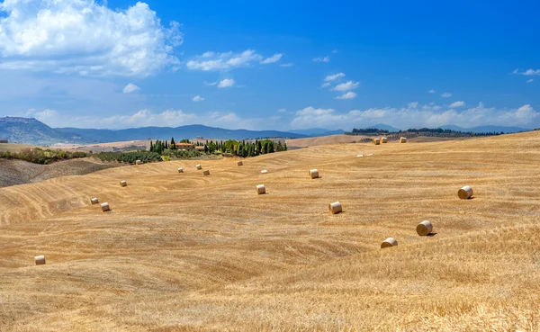 Paisagens rurais da Toscana, Itália. Fardos e palheiros nas colinas e campos . — Fotografia de Stock