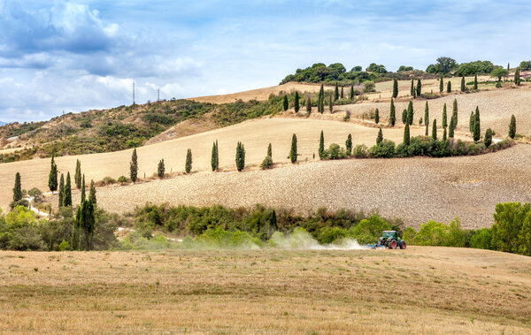 Сельское хозяйство вспахивает трактор с культиватором вспахивает поле после сбора урожая
.